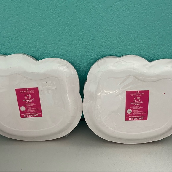 2024 Sanrio Hello Kitty 32 Paper Luncheon Plates Heavy Duty Paper Plates 10.7” - Picture 4 of 5